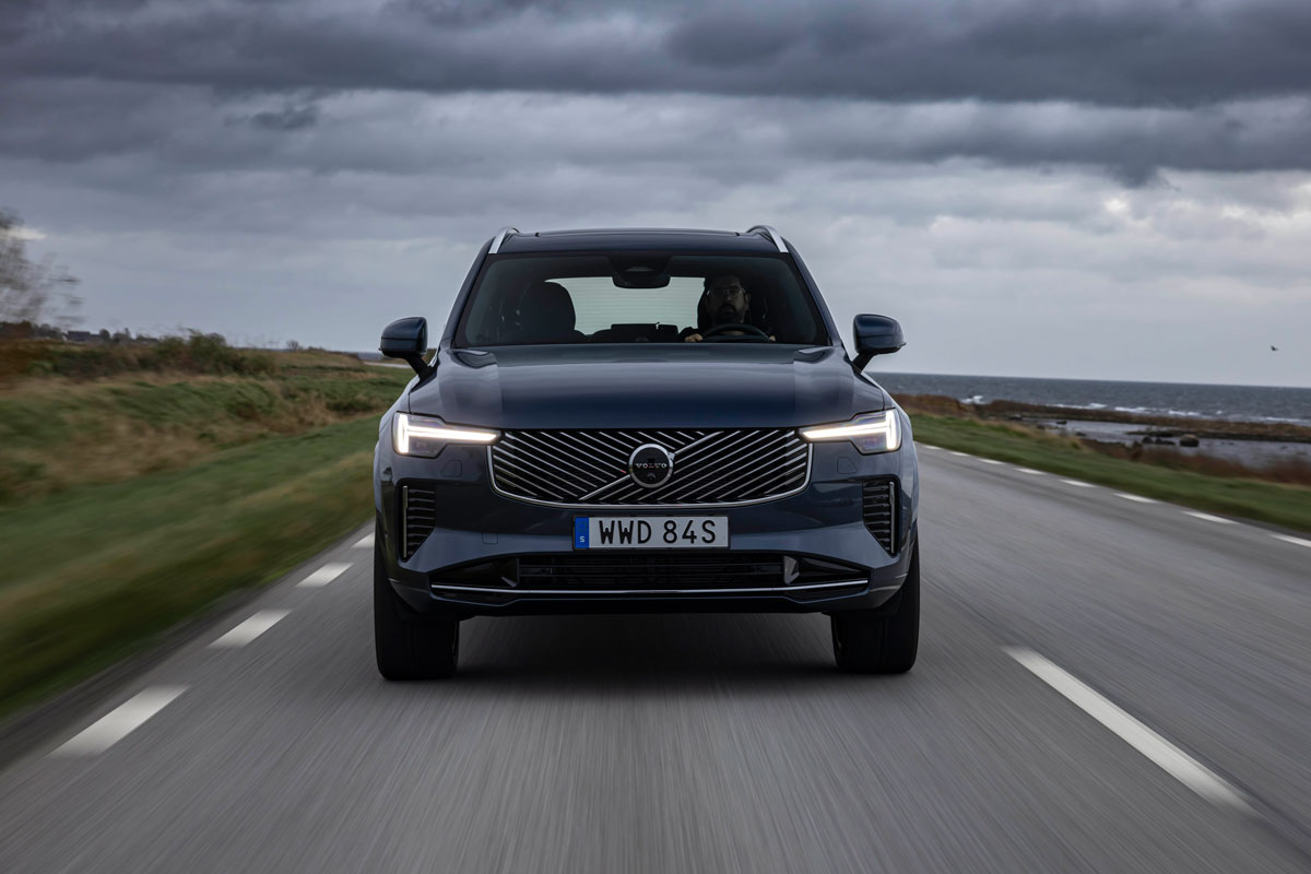 Thiết kế đầu xe Volvo XC90 Ultra 2026 với lưới tản nhiệt chrome