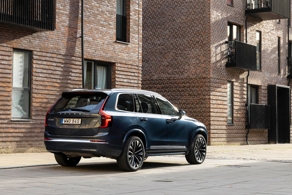 Đuôi xe Volvo XC90 Ultra 2026 với cụm đèn hậu chữ L đặc trưng