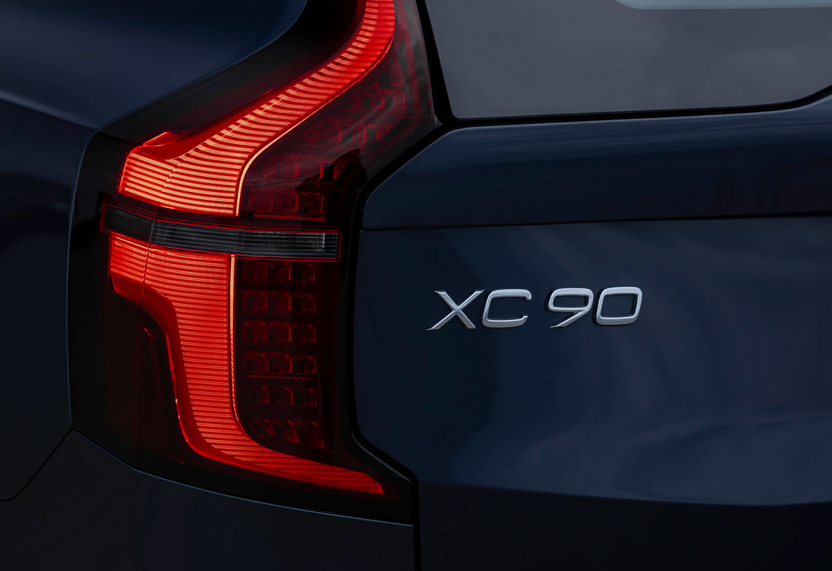 Đuôi xe Volvo XC90 Ultra 2026 với cụm đèn hậu chữ L đặc trưng