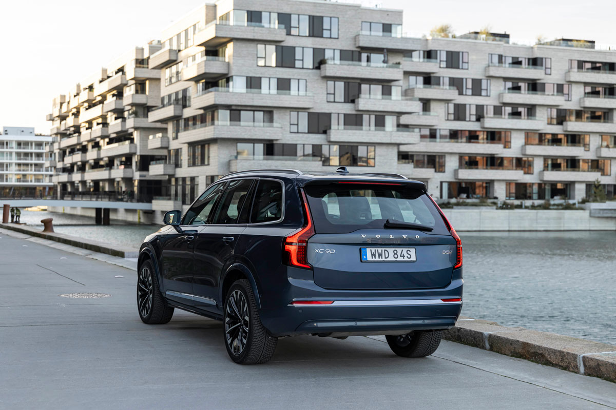Đuôi xe Volvo XC90 Ultra 2026 với cụm đèn hậu chữ L đặc trưng
